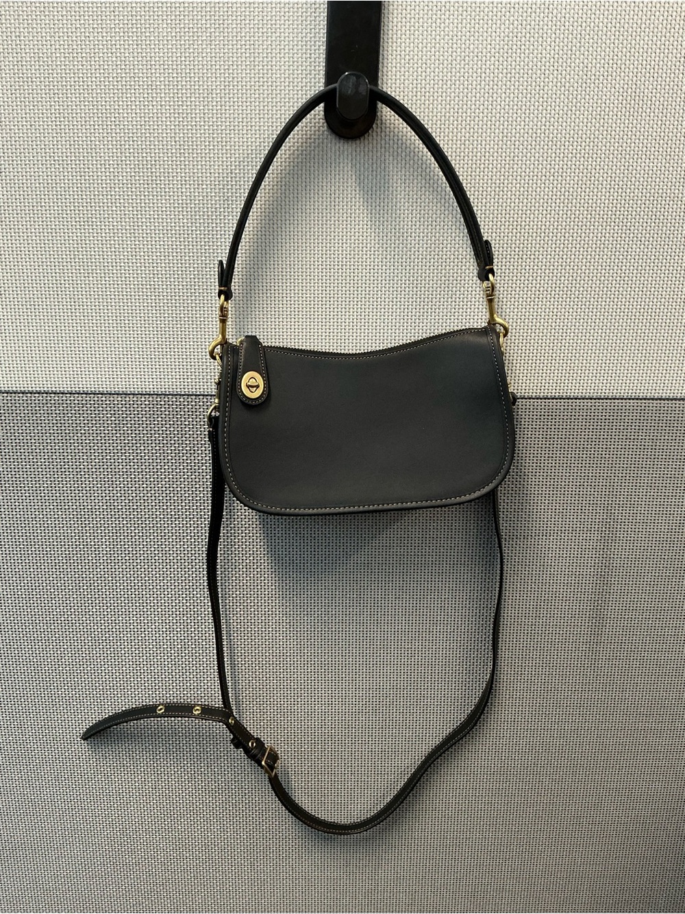 Coach Swinger Bag Black Leather Shoulder & Crossbody Bag with Gold Turnlock - Picture 3 of 10